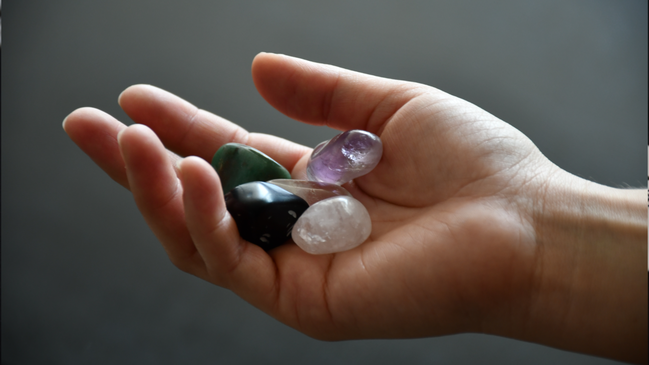 manos sosteniendo 5 cuarzos