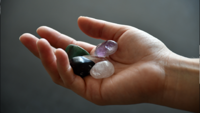 manos sosteniendo 5 cuarzos