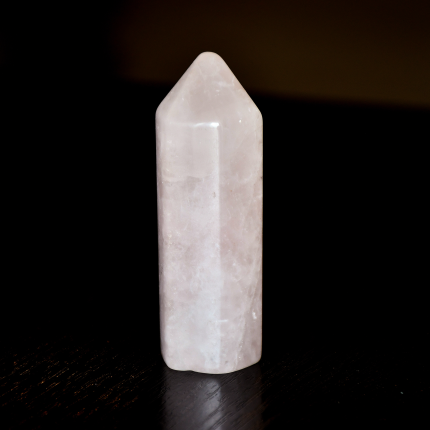 obelisco de cuarzo rosa