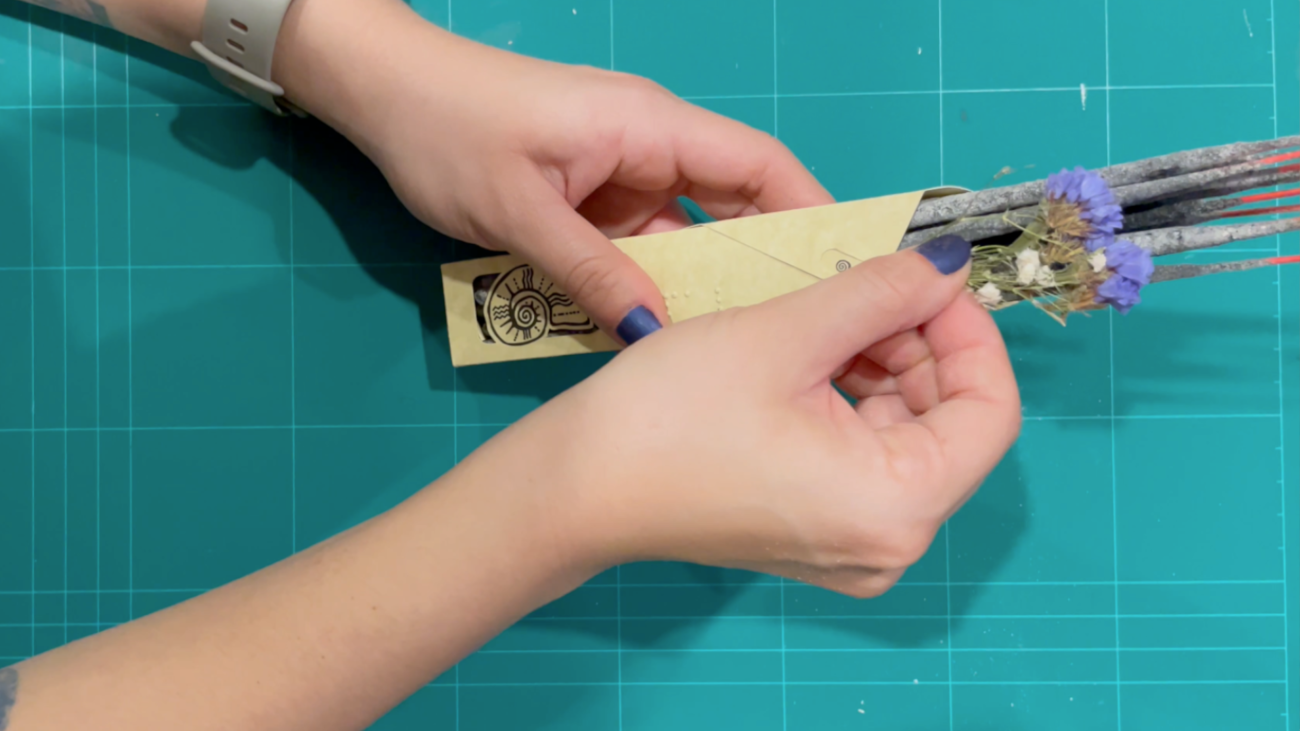 armando un empaque de varas de incienso