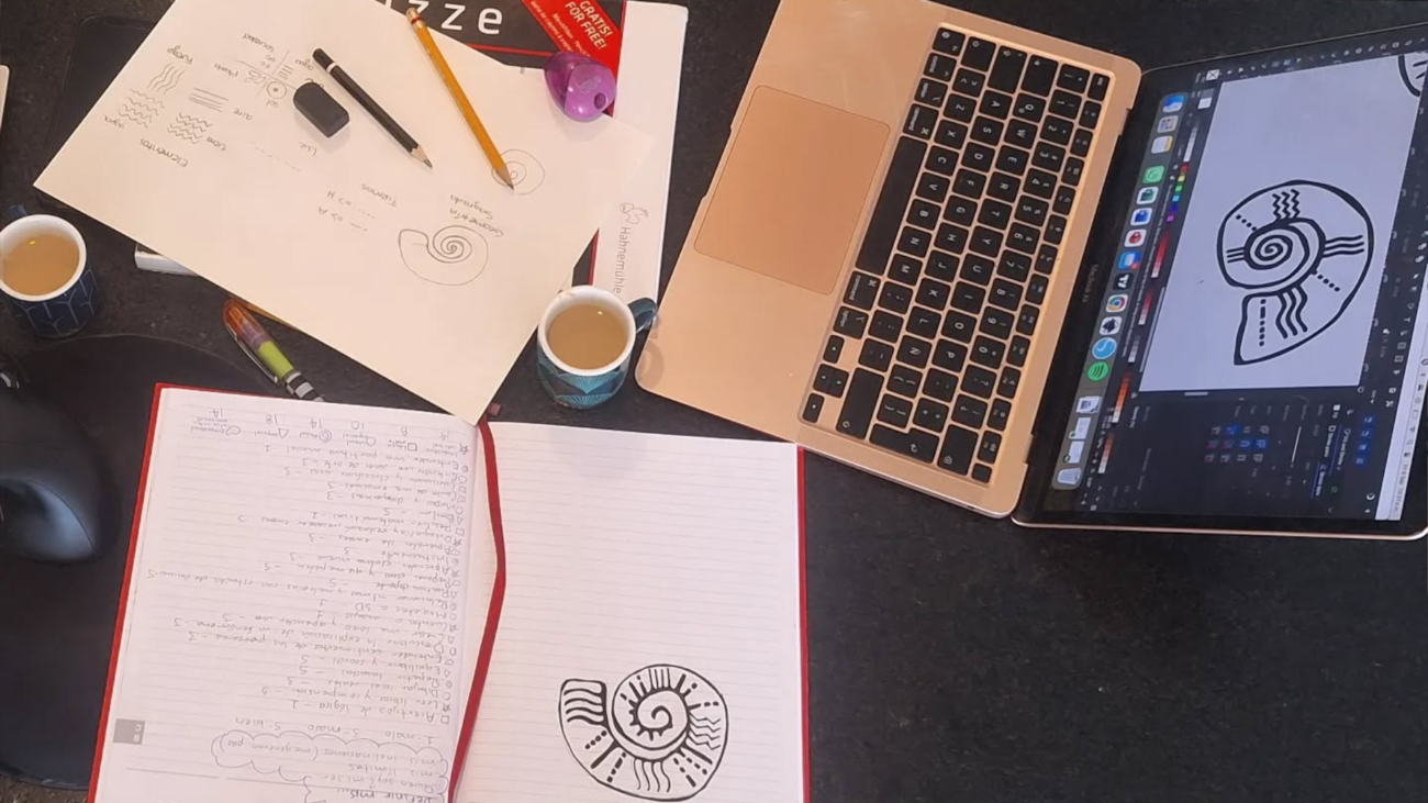 creando logotipo de xhaman boc etos en papel y computadora