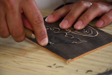 manos haciendo un grabado