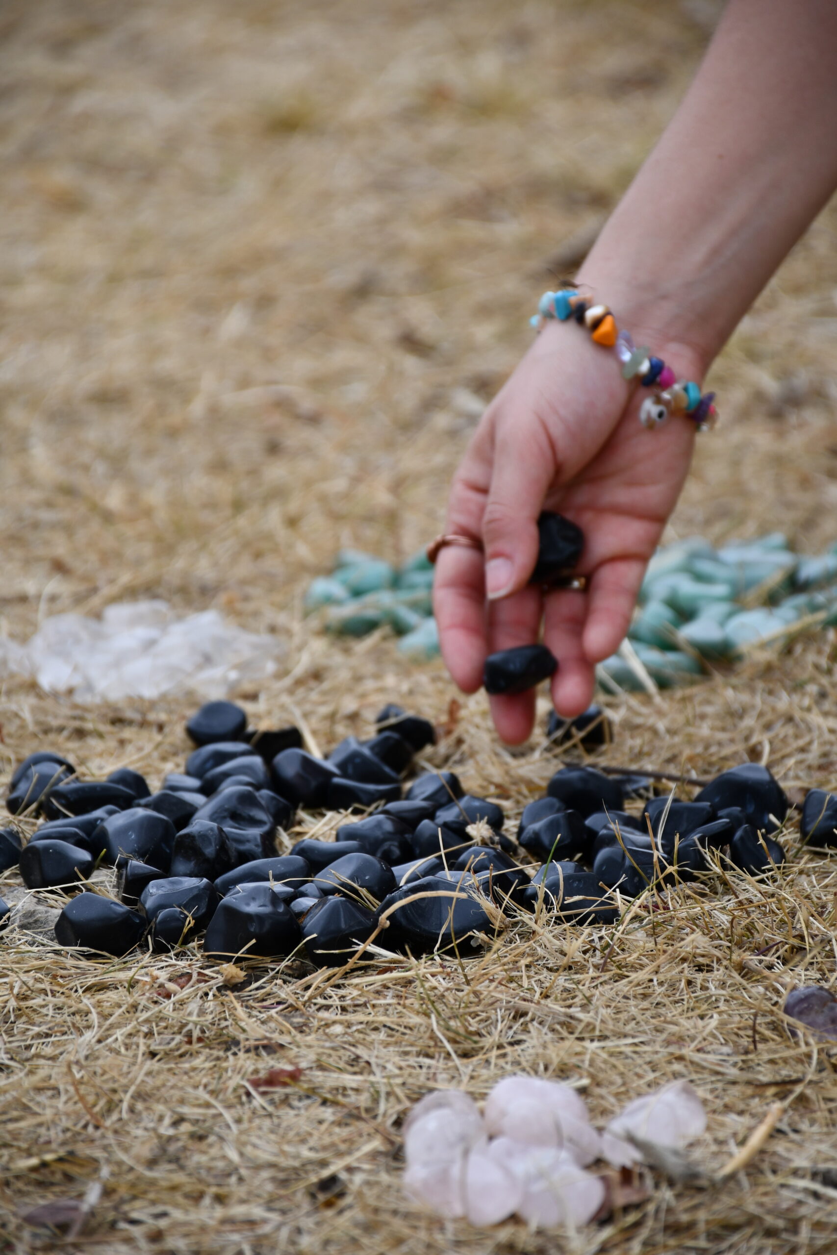 obsidiana sobre pasto