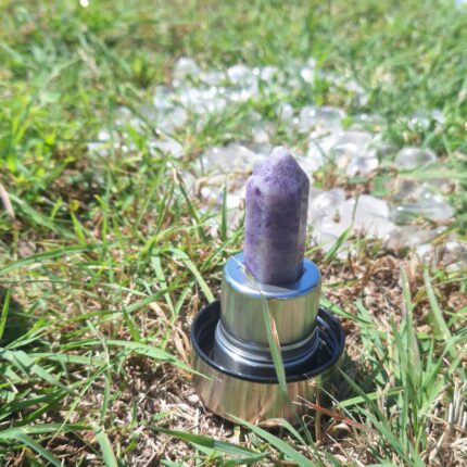 amatista-obelisco-cesped