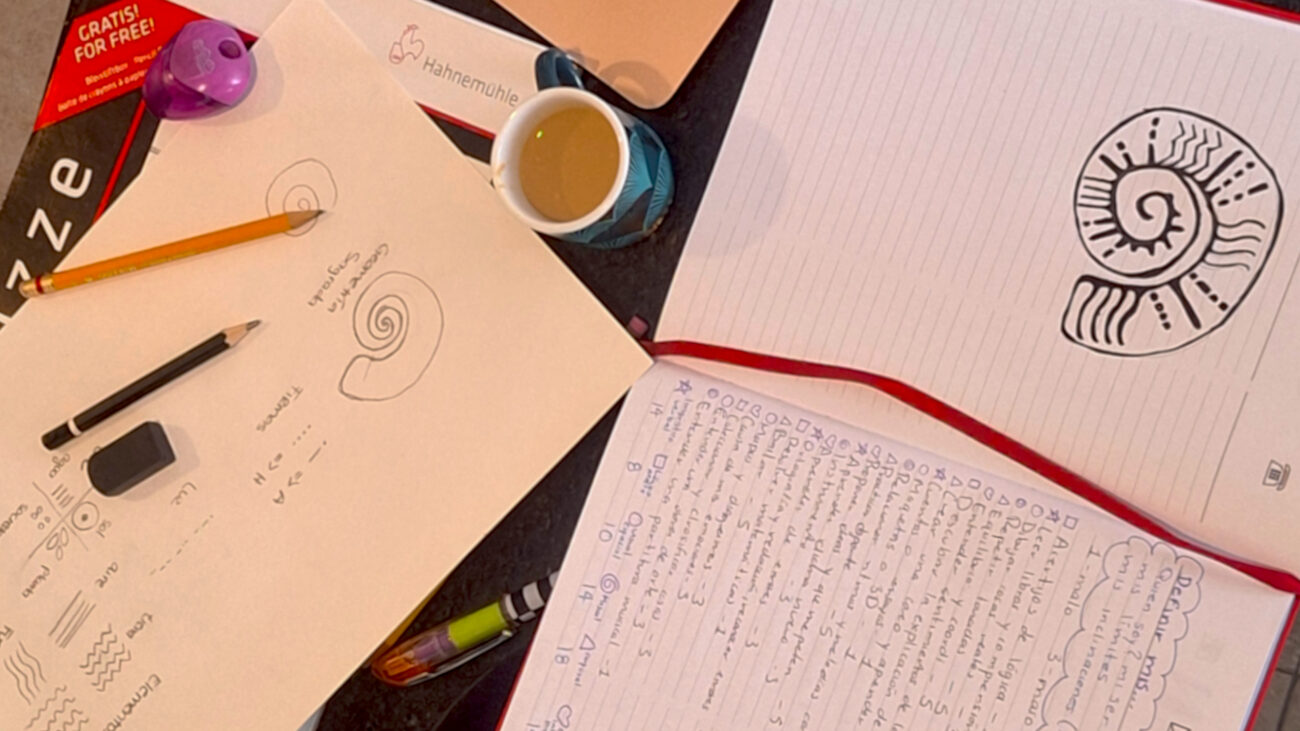 primeros bocetos logotipo xhaman en lapiz y papel