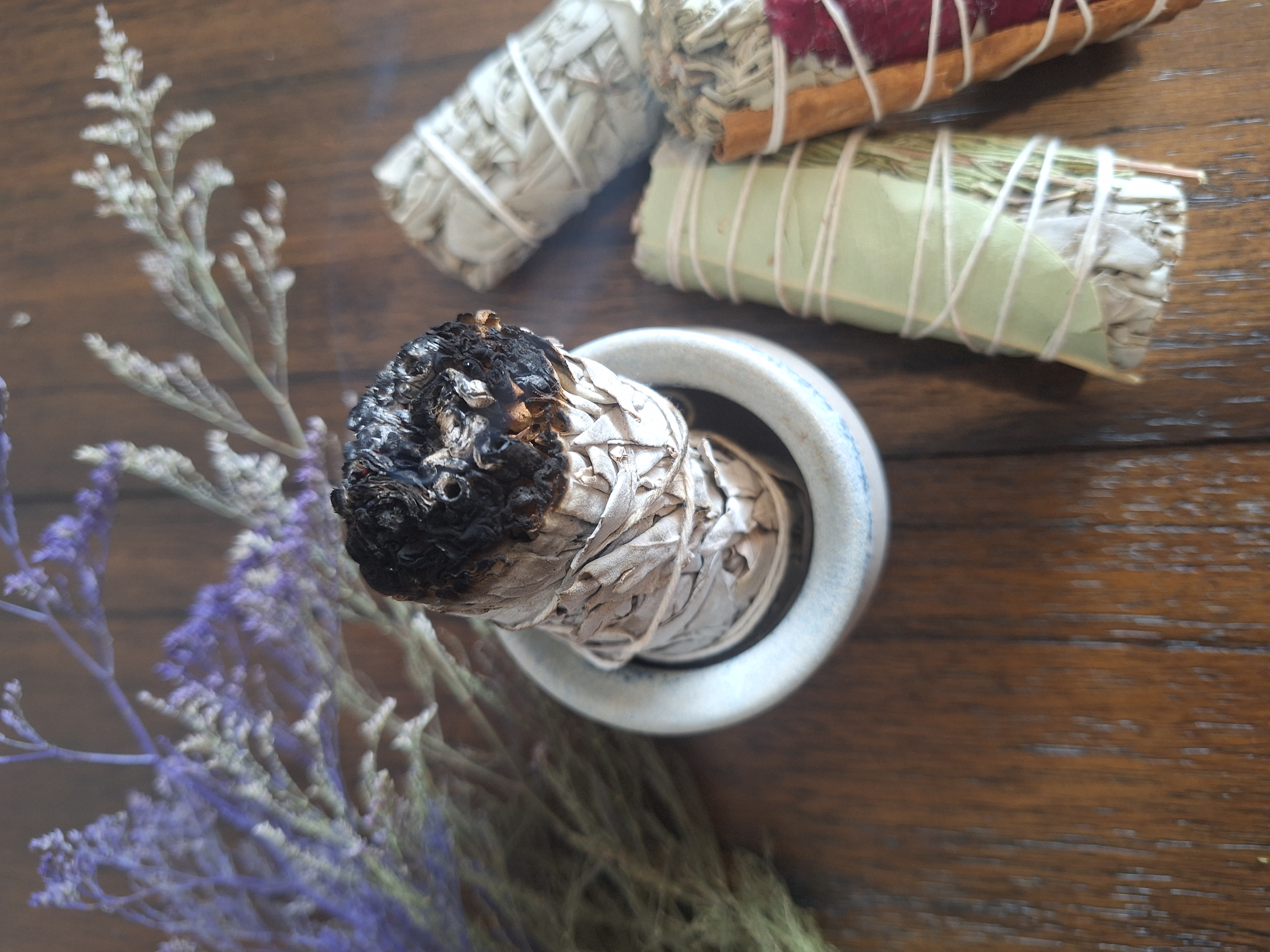 salvia quemada en madera