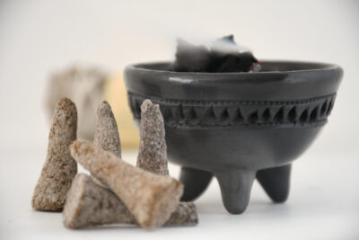 Copalera y conos de copal