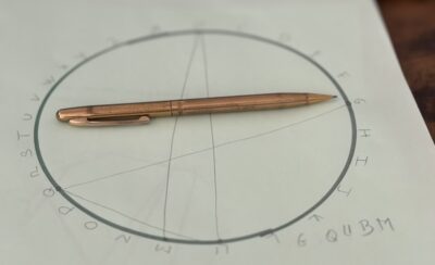 sigilo con pluma dorada