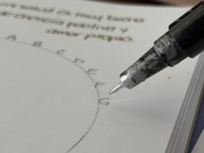 sigilo escribiendo letras en circulo