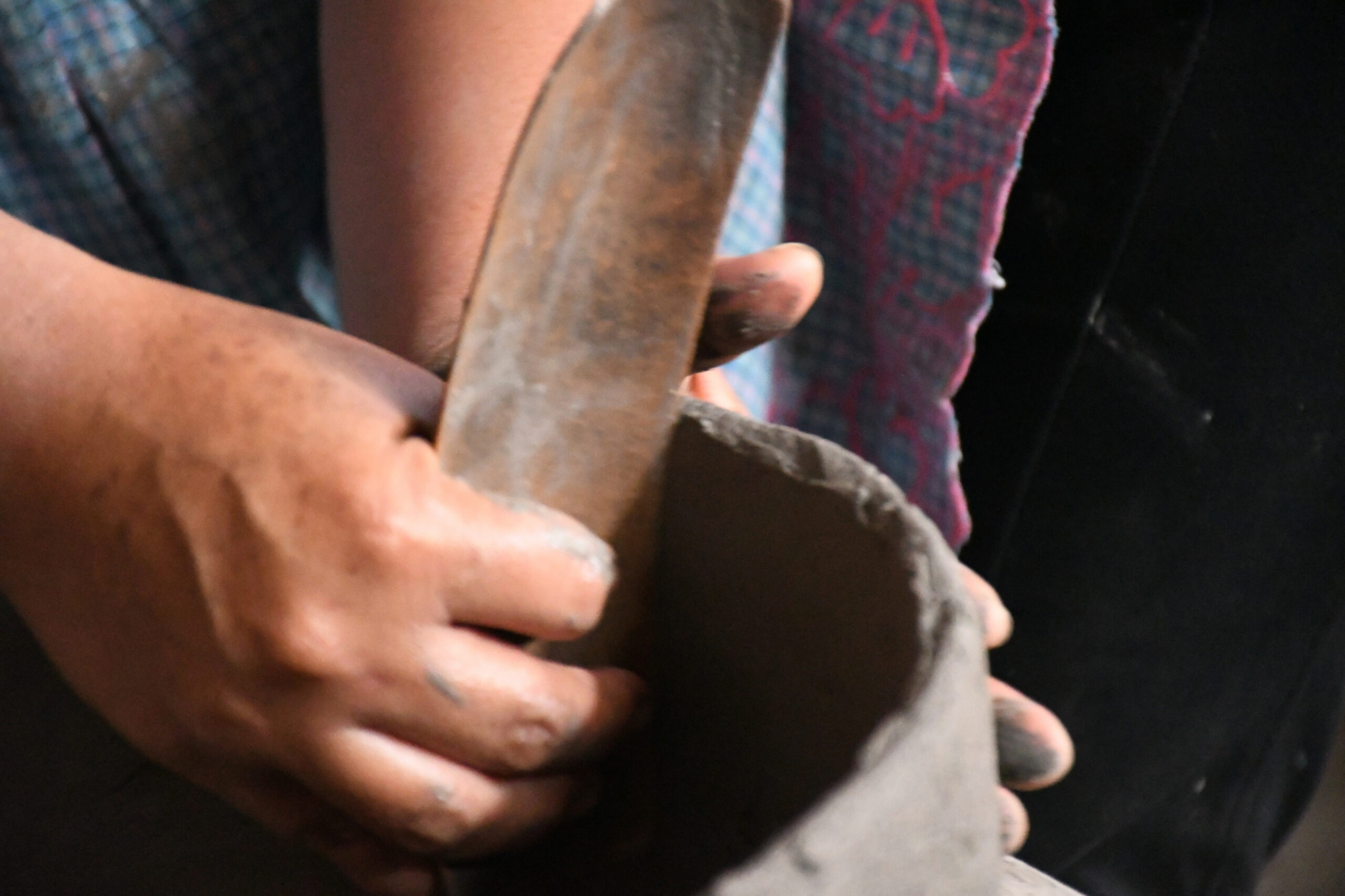 manos trabajando el barro en atzompa